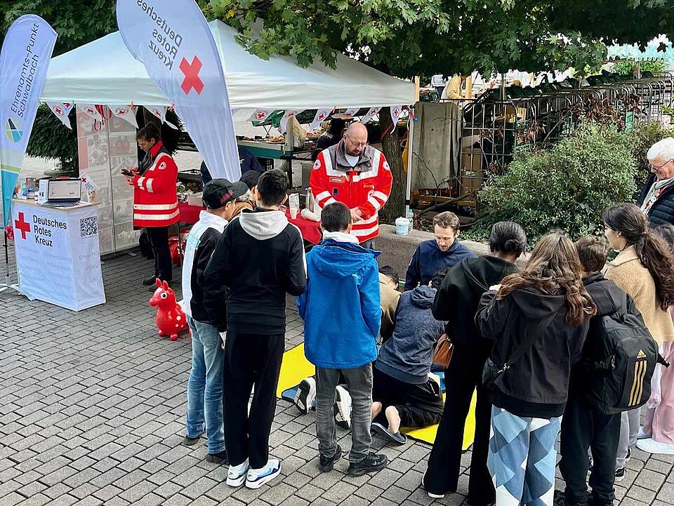 Eine Gruppe Jugendlicher klässt sich die Reanimation erklären.