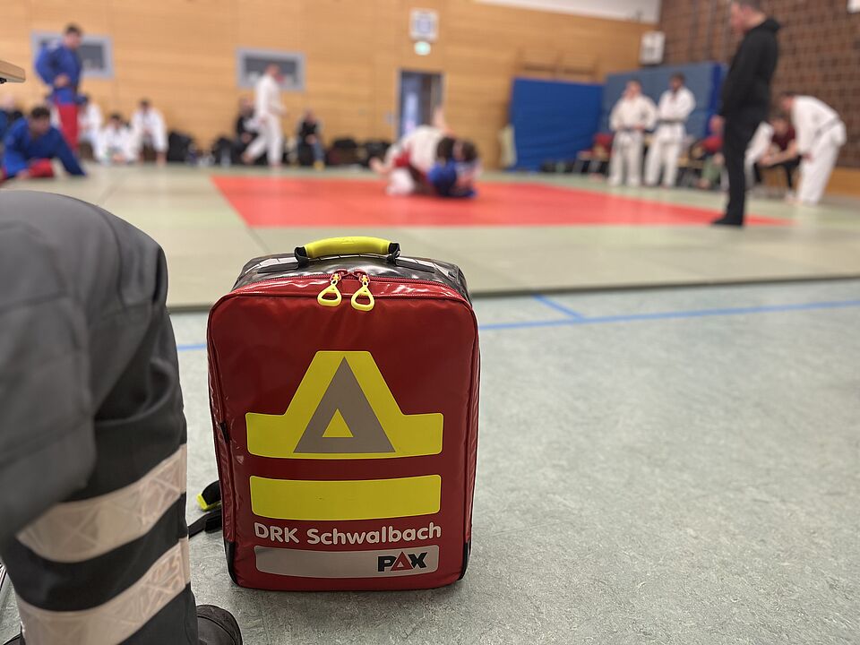 Judoturnier Ein Notfallrucksack am Mattenrand während dem Jurdoturnier.